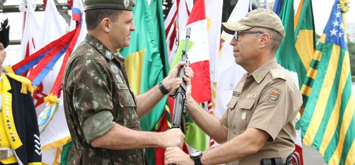 PMSC recebe 100 fuzis do Exército Brasileiro