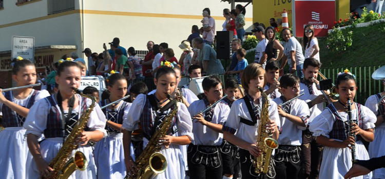 Vila Itoupava recebe desfile da Oktoberfest pelo segundo ano consecutivo