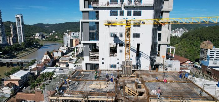 Arranha-céu de luxo no Centro ganha forma e terá mirante