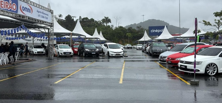 Feirão de carros é promovido no estacionamento do Norte Shopping