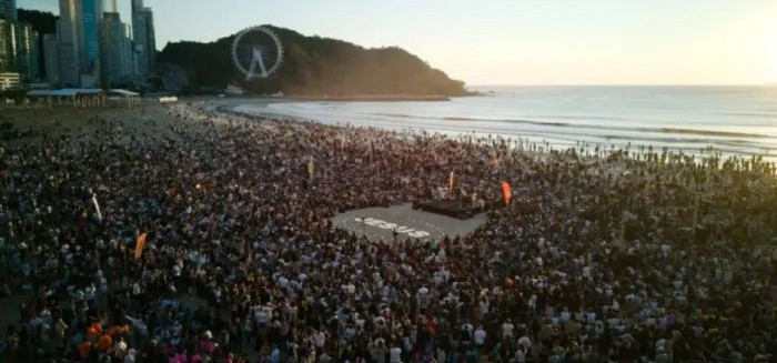 Milhares de fiéis lotam BC em celebração ao nascer do sol