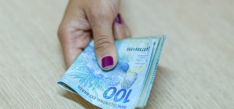 Cresce o número de brasileiros que ganham um salário mínimo