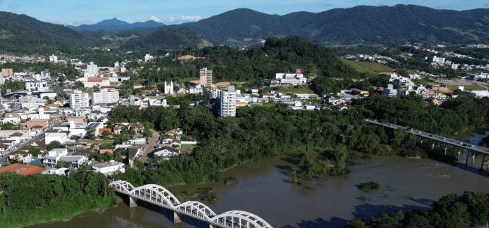Indaial celebra 92 anos com desfile e corte de bolo na 51ª FIMI