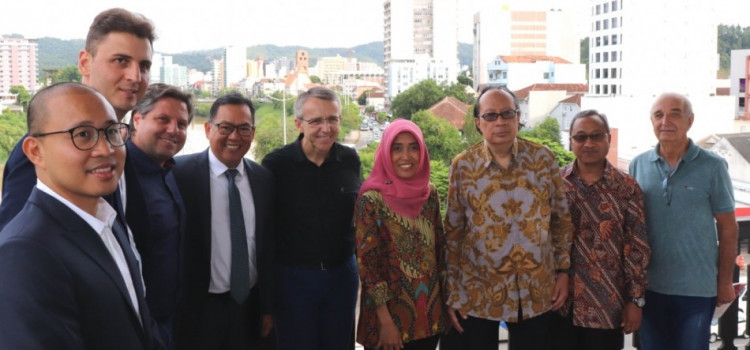 Prefeito de Blumenau recebe embaixador da Indonésia