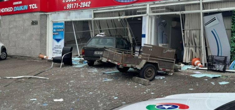 Ataque na General Osório: motorista invade loja com carro