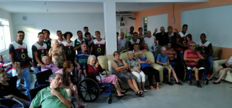 Metropolitano visita asilo durante o final de semana