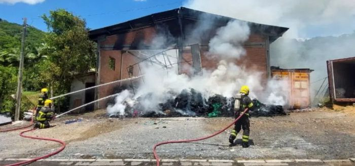 Incêndio consome galpão de empresa têxtil no Passo Manso