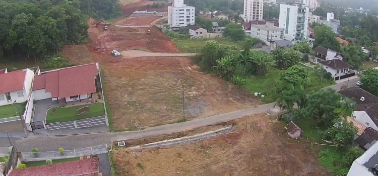 Obras da Rua Humberto de Campos chegam à rotatória da Vila Germânica