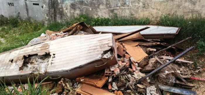 Moradores denunciam descarte irregular de caixão em cemitério de Blumenau