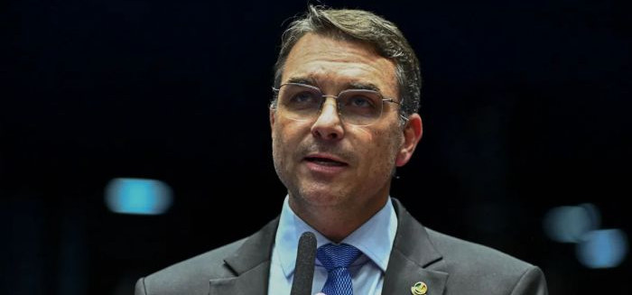 Flávio Bolsonaro admite contato com Daniel Vorcaro após negativa inicial