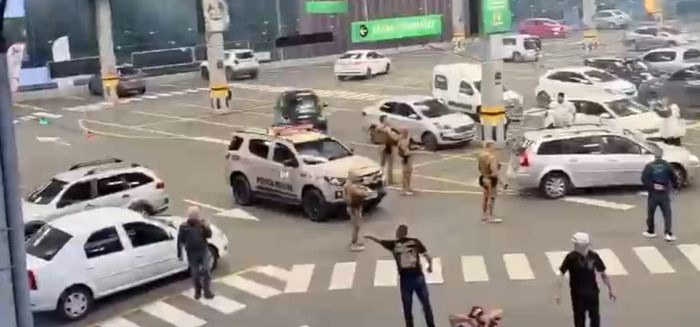Torcedores de Metropolitano e BEC brigam em estacionamento de mercado