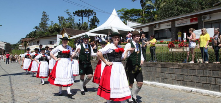 Desfile da Oktoberfest na Vila Itoupava reúne mais de 30 grupos