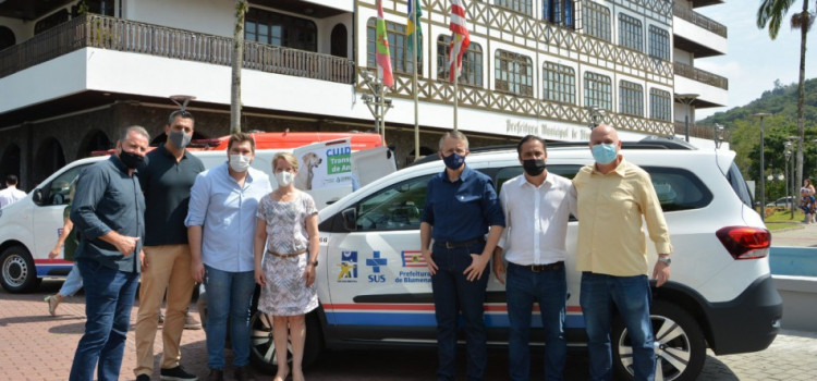 Blumenau entrega duas ambulâncias novas para o SAMU