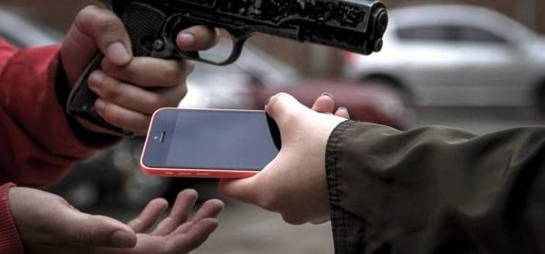 PM registra dois assaltos com roubo de celular